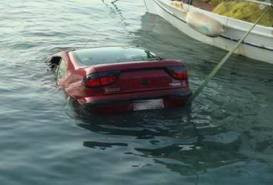 Αυτοκίνητο έπεσε στο λιμάνι του Πειραιά